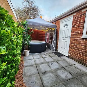 The Den Apartment Colnbrook