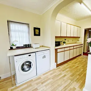 Barking House Sleeps 11 - Parking - Train Tube - Airport Holiday home London