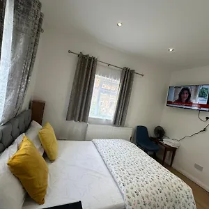 Luxury Ensuite 2nd Flat With Great Views In Keedonwood Road With Fully Own Bathroom Newly Added And Private Kitchenette Apartment Bromley